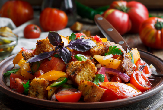 Panzanella con il pane rustico ai cereali